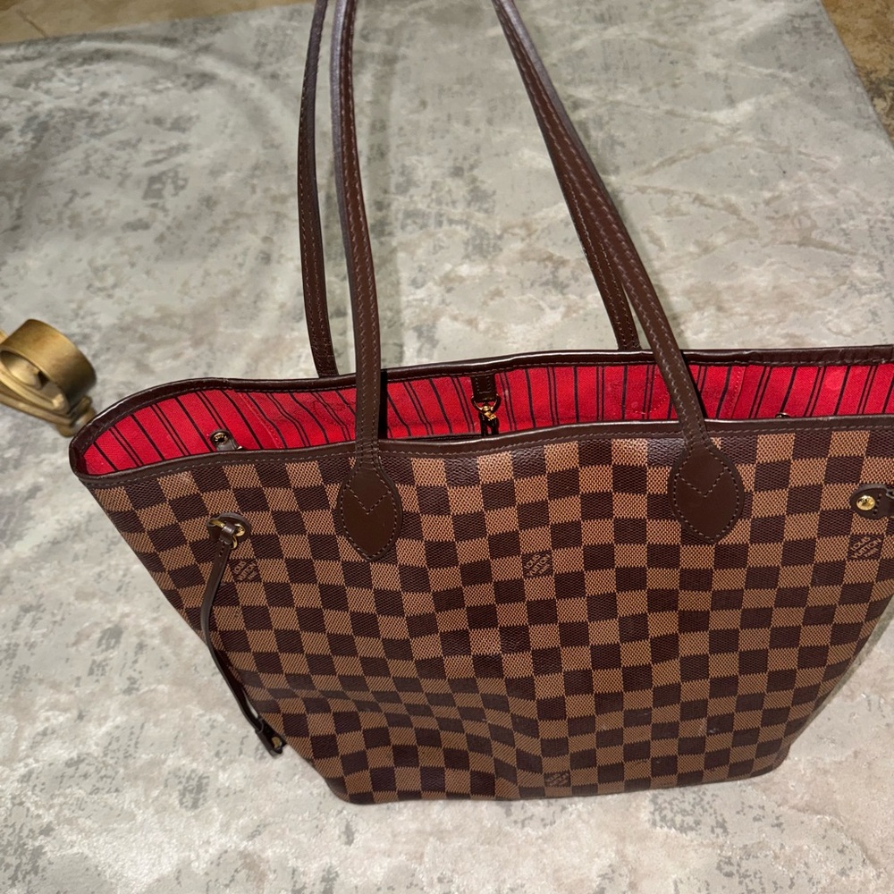 Good condition never full with clutch. Inside needs tlc